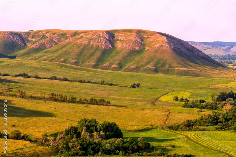 Φωτογραφία Magnificent landscape of the Karamuruntau ridge in the rays of the setting sun