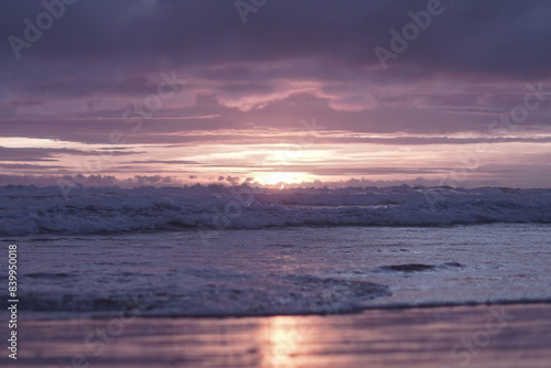 Sunset view on a quiet white sandy beach © WarnaDunia