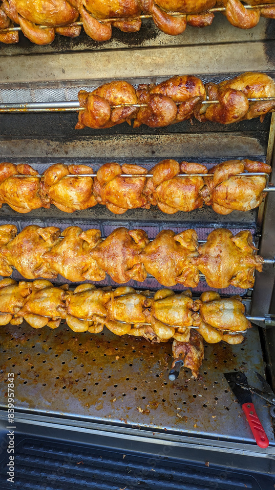 Gegrillte Hähnchen auf dem Grillwagen Gegrillte Hähnchen auf dem Grillwagen