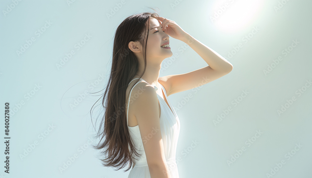 Fototapeta premium ナチュラルメイクの笑顔のロングヘアの日本人の女性の夏のイメージ,旅行,美白,美容