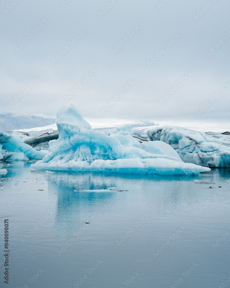 Obraz premium Icebergs floating in the lagoon beneath breidamerkurjokull glacier, jokulsarlon (glacial river lagoon), southern vatnajokull, southern area, iceland, 