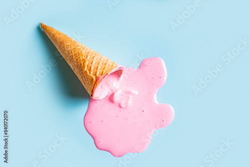 Fotografie waffle cone with melted pink ice cream