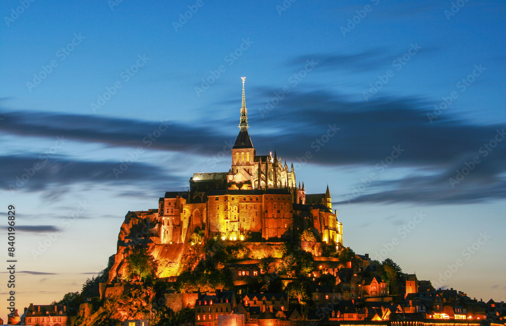 Fototapeta premium Mont Saint Michel in French Bretagne at night with lighting