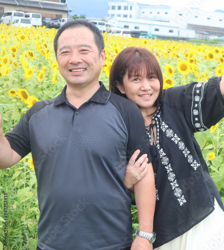 ひまわり畑のカップル