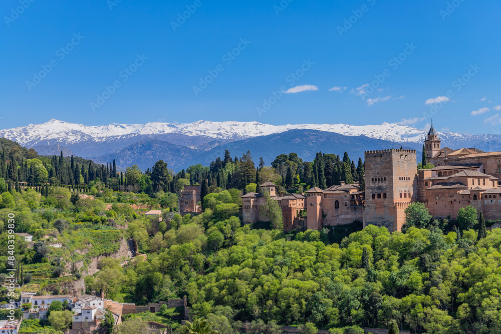 Obraz premium Alhambra palace with the Sierra Nevada