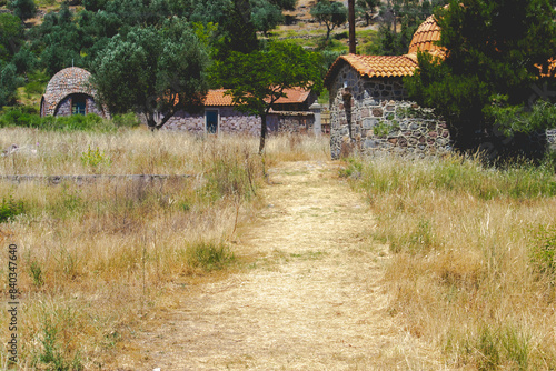 Magnifique monastère Saint Ignatios sur l'île de Lesbos en Grèce, un lieu de spiritualité et de sérénité entouré de paysages naturels. photo