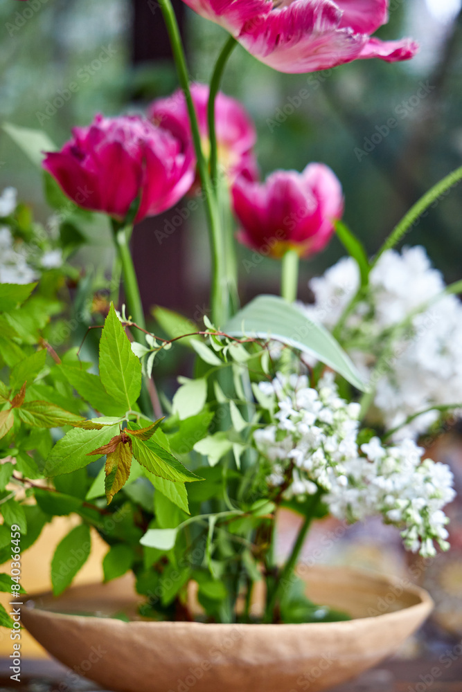 Obraz premium bouquet of garden flowers in a ceramic vase