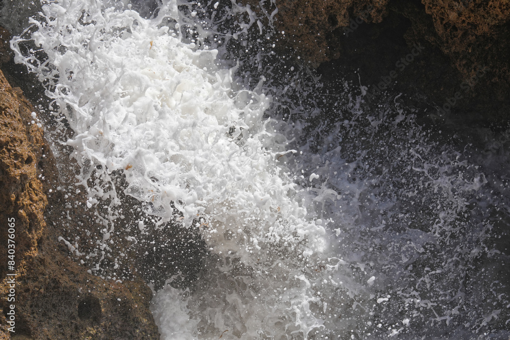 Wild aufschäumende Wellen zeigen ihr Spiel mit zahlreichen Wassertropfen Wild aufschäumende Wellen zeigen ihr Spiel mit zahlreichen Wassertropfen