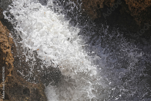 Wild aufschäumende Wellen zeigen ihr Spiel mit zahlreichen Wassertropfen