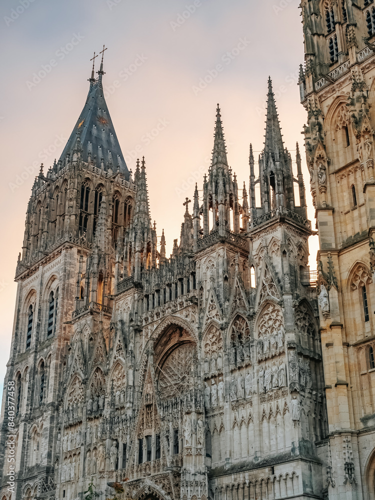 Fototapeta premium Cathédrale Notre-Dame de Rouen (Rouen Cathedral) at sunrise
