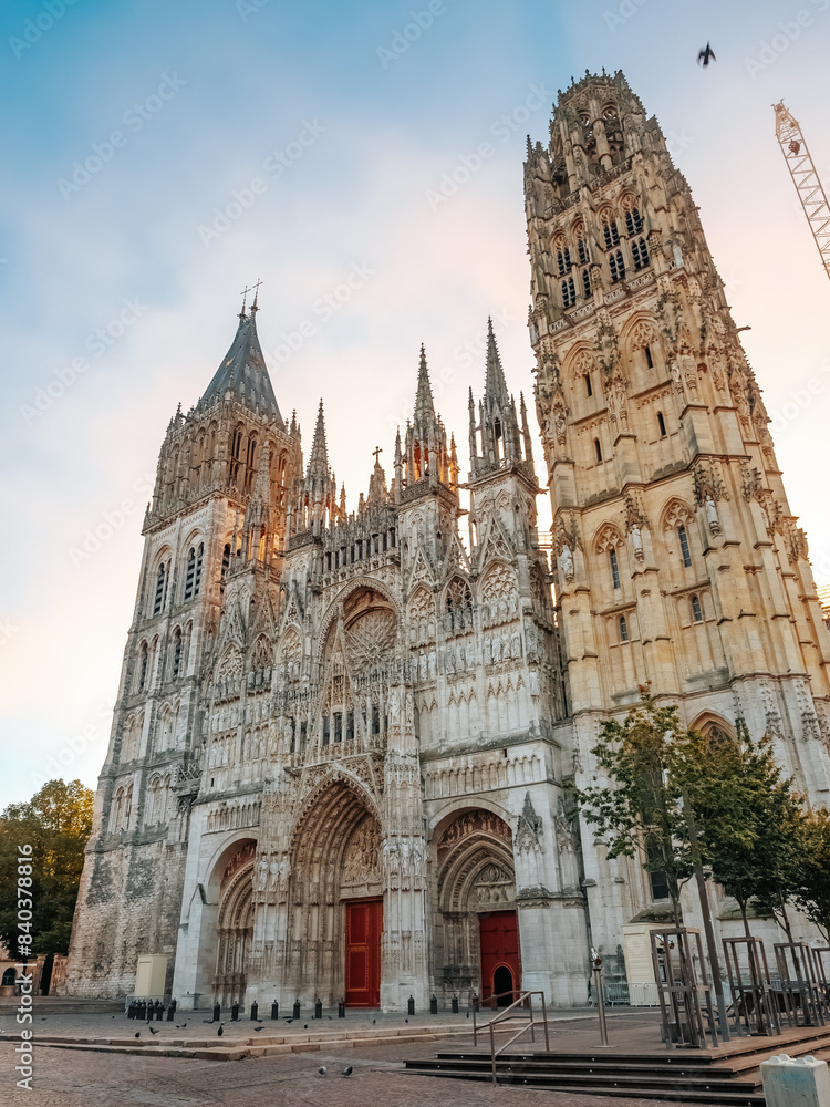 Fototapeta premium Cathédrale Notre-Dame de Rouen (Rouen Cathedral) at sunrise
