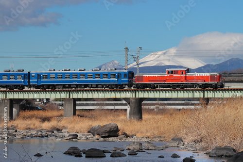 浅間山に見守られながら碓氷川を渡るDLぐんまよこかわ号_2022/2/25撮影 photo