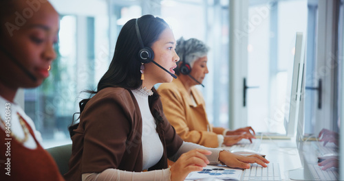 Foto Woman, call centre and headphone for help in office, telemarketing or customer service of client online sales support