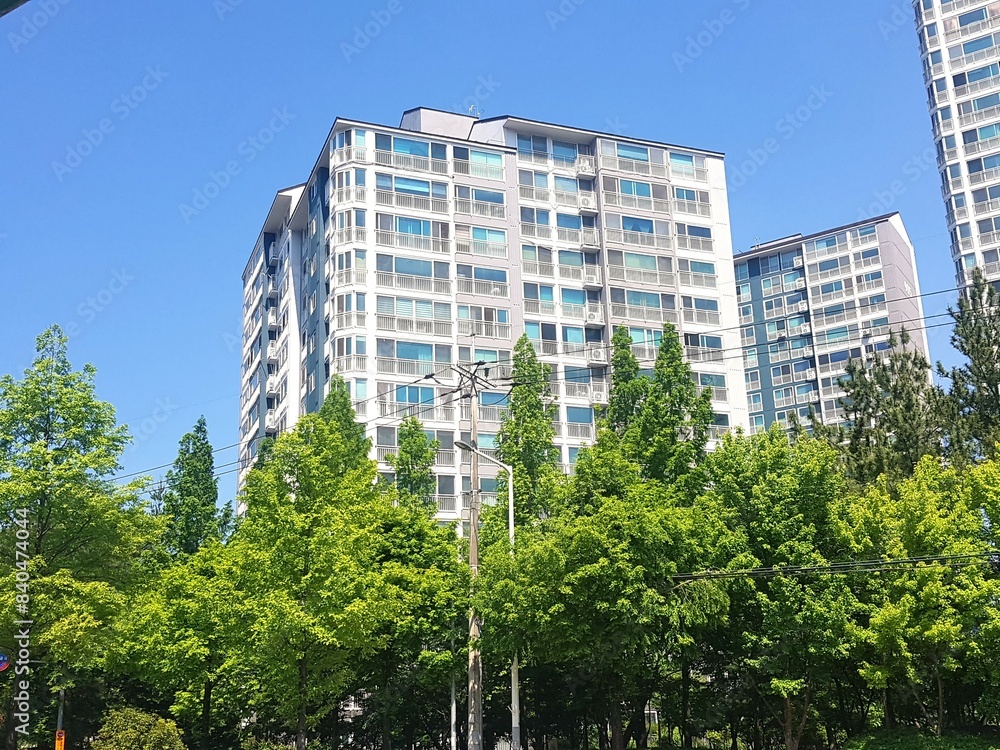 An image explaining the sturdiness of Korean apartments, their high-rise design, and the key points of life. An image explaining the sturdiness of Korean apartments, their high-rise design, and the key points of life.