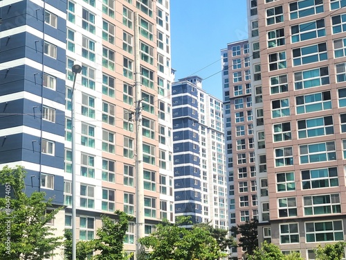 An image explaining the sturdiness of Korean apartments, their high-rise design, and the key points of life.