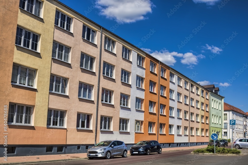 zerbst, deutschland - stadtpanorama mit sanierter häuserzeile