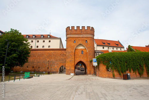 Zabytkowa brama w Toruniu, Polska. Historic gate in Torun, Poland photo