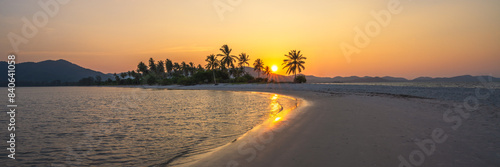 Obraz na płótnie sunset at the beach on tropical island ko yai yai in thailand w salonie