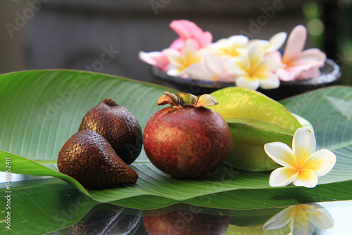 Schlangenfrucht, Mangostane und Sternfrucht auf Bananenblatt, Stillife, exotische Früchte, Bali, Indonesien, Asien