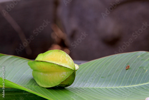 Schlangenfrucht, Mangostane und Sternfrucht auf Bananenblatt, Stillife, exotische Früchte, Bali, Indonesien, Asien