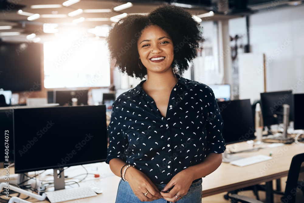 Φωτογραφία Portrait, creative and happy business woman in office for career and job in startup company