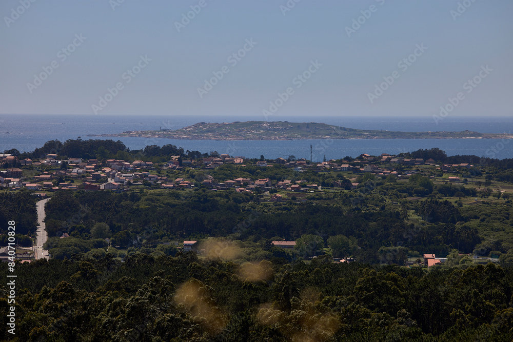 Sálvora Island. It is located at the entrance to the Arosa estuary, separated from the mainland by a distance of about 3 km to the north. It occupies an area of about 190 hectares Sálvora Island. It is located at the entrance to the Arosa estuary, separated from the mainland by a distance of about 3 km to the north. It occupies an area of about 190 hectares