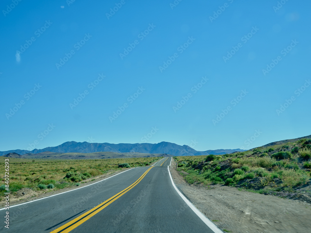 Naklejka premium Death Valley California Landscape with Road Leading to Horizon