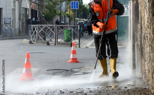 Obraz na plátně un travailleur nettoyant une rue à haute pression
