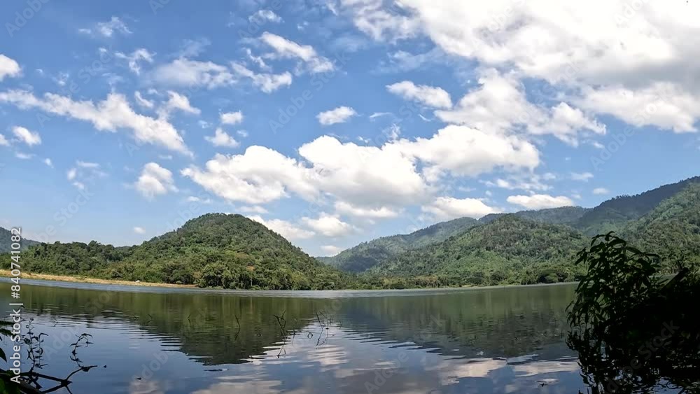 The atmosphere of the reservoir is surrounded by mountains. The atmosphere of the reservoir is surrounded by mountains.