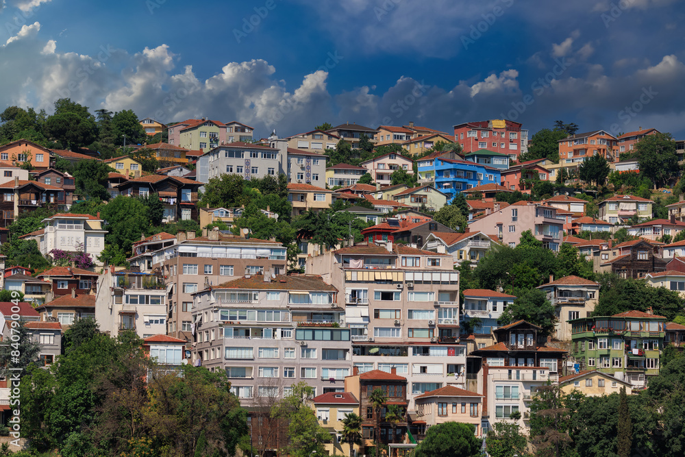 Obraz premium Southern cityscape, view of buildings and houses with green plants in public places in Turkey, sunny summer day in the city of Istanbul