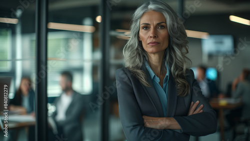 Selbstbewusste Gechäftsfrau mit grauen Haaren im Büro photo