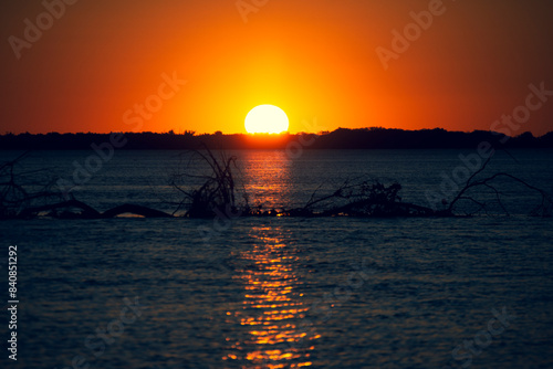 puesta de sol en el horizonte de un contraste de río y cielo 
