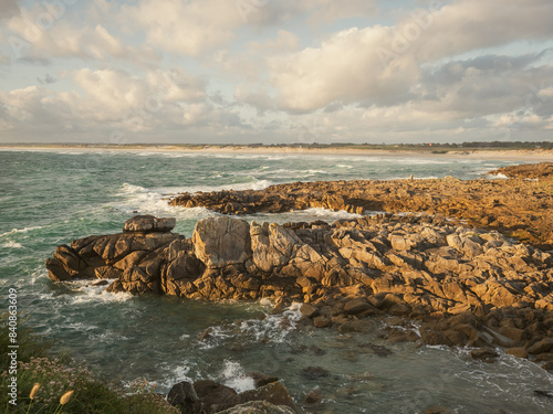 Vue de la plage de la Torche sous la lumière du soir