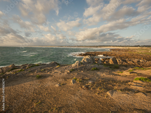 Paysage sur la plage de la Torche sous la lumière du soir