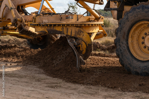 Maquinaria pesada niveladora trabajando en la construcción de una carretera de tierra
