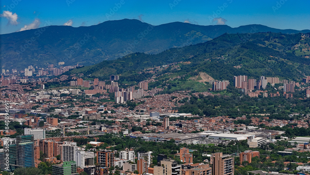 Imagen aérea de la ciudad de Medellín, Colombia; durante un día de verano espectacular Imagen aérea de la ciudad de Medellín, Colombia; durante un día de verano espectacular