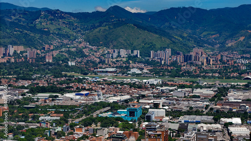 Wallpaper Mural Imagen aérea de la ciudad de Medellín, Colombia; durante un día de verano espectacular Torontodigital.ca