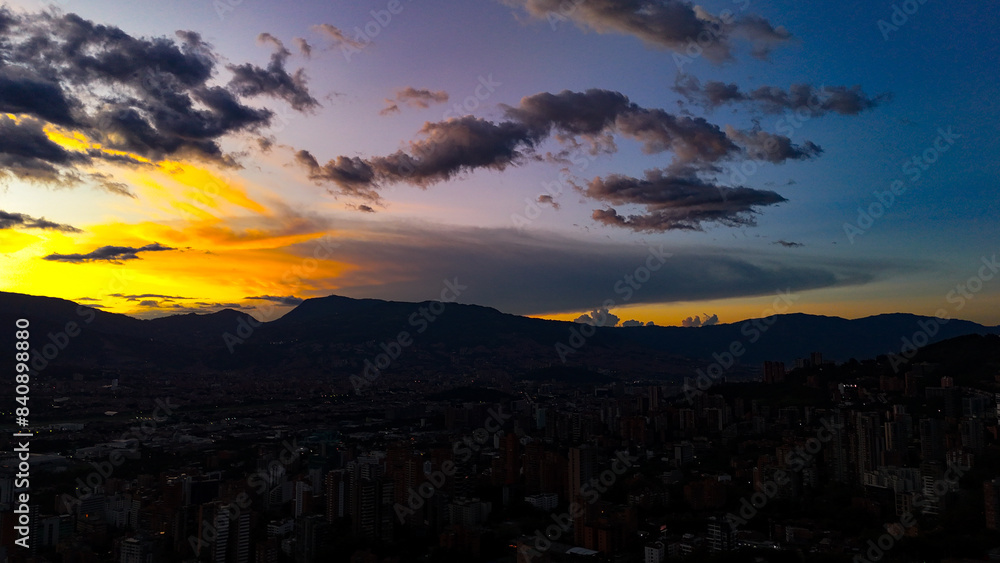 Fototapeta premium Imagen aérea de un hermoso atardecer en la ciudad de Medellín, Colombia.