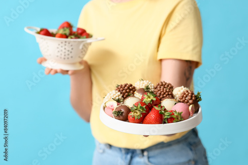 Young woman holding plate w...