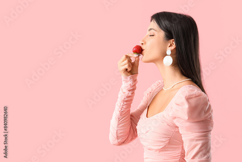 Beautiful young woman eatin...