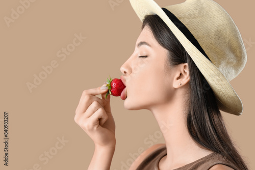 Beautiful young woman eatin...
