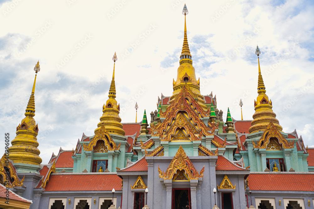 Fototapeta premium 高台に建つ高尚なお寺 プラチュワップ キーリー カン พระมหาธาตุเจดีย์ภักดีประกาศ Phra Mahathat Chedi Phakdee Prakat