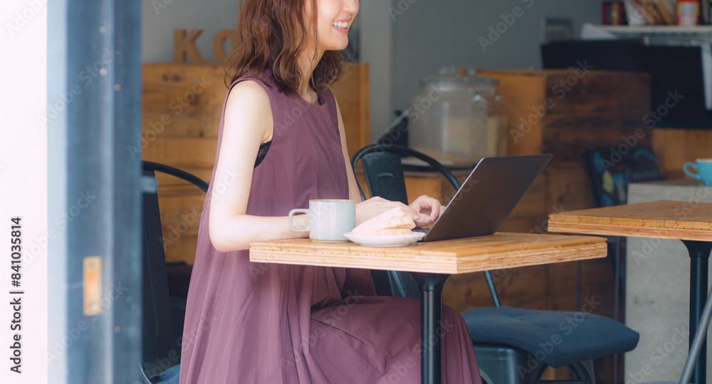 カフェで談笑する若い女性 カフェで談笑する若い女性