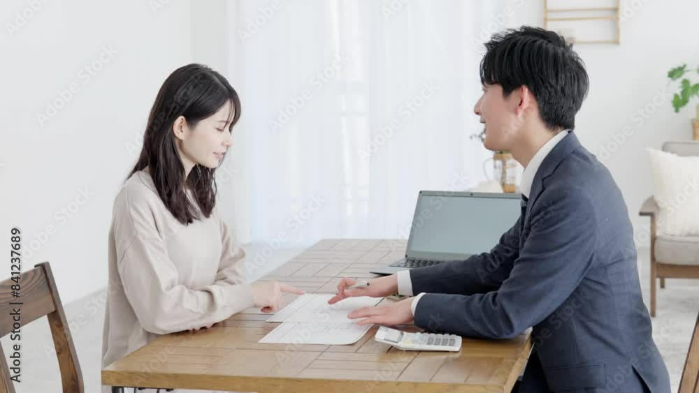 不動産の営業をするビジネスマン 不動産の営業をするビジネスマン
