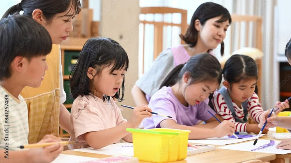 学童や放課後デイサービス等で勉強をする先生と生徒 小学生複数の動画 学童や放課後デイサービス等で勉強をする先生と生徒 小学生複数の動画