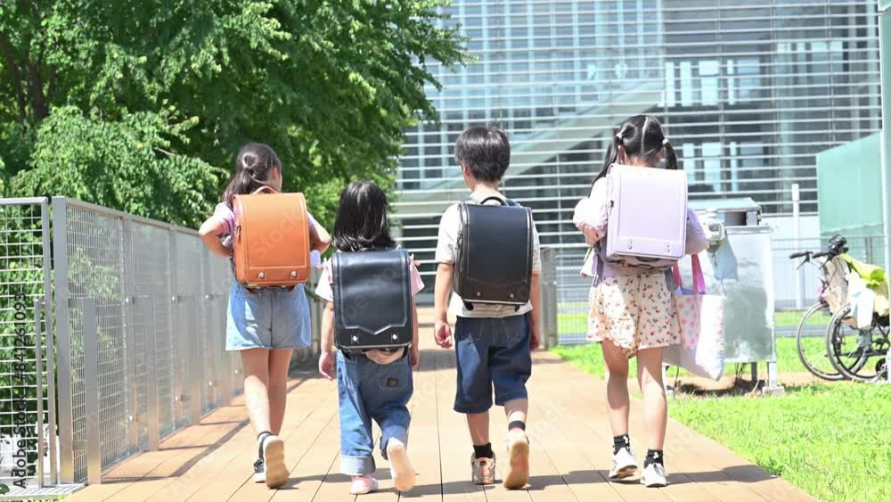 登校、下校する小学生ランドセルの後ろ姿複数の顔無しの動画 Stock ビデオ | Adobe Stock