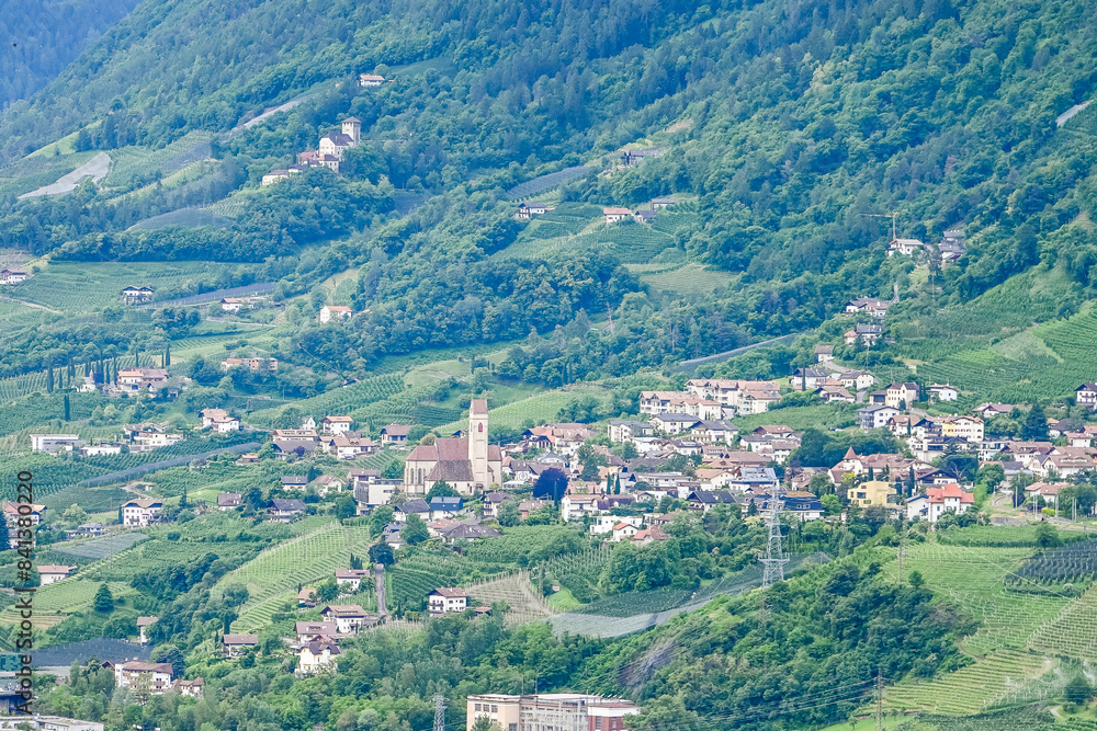 Marling, Marlengo, Dorf, Kirche, Dorfkirche, Kirchplatz, Vinschgau, Etsch, Etschtal, Waalweg, Marlinger Waalweg, Weindorf, Wanderweg, Weinberge, Obstbäume, Meran, Frühling, Sommer, Südtirol, Italien Marling, Marlengo, Dorf, Kirche, Dorfkirche, Kirchplatz, Vinschgau, Etsch, Etschtal, Waalweg, Marlinger Waalweg, Weindorf, Wanderweg, Weinberge, Obstbäume, Meran, Frühling, Sommer, Südtirol, Italien