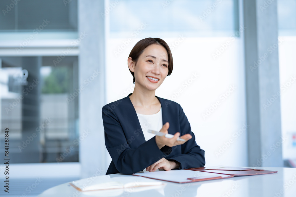 面接をするスーツを着た日本人女性