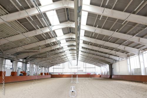 Fotografía Modern indoor riding arena covering sand for horse trainings