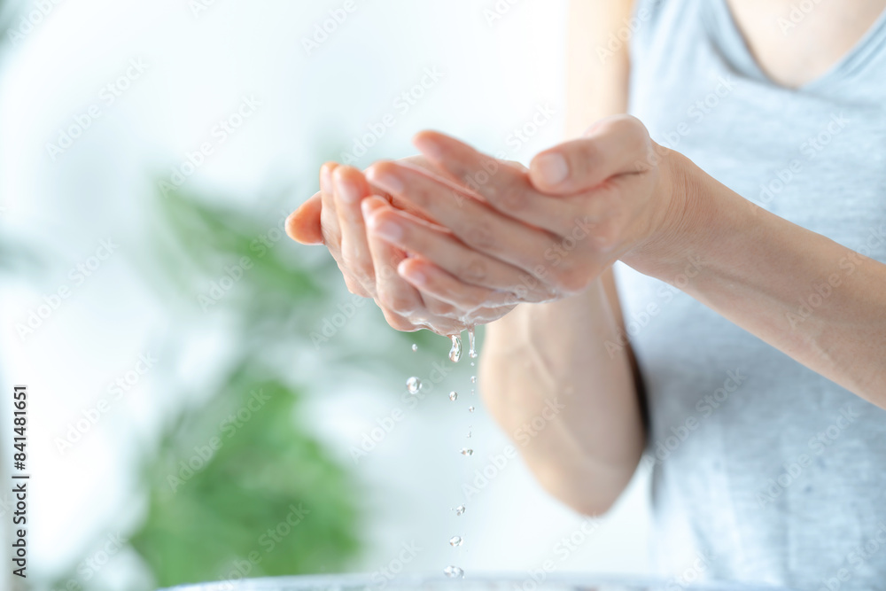 Naklejka premium 水を汲む女性の手
